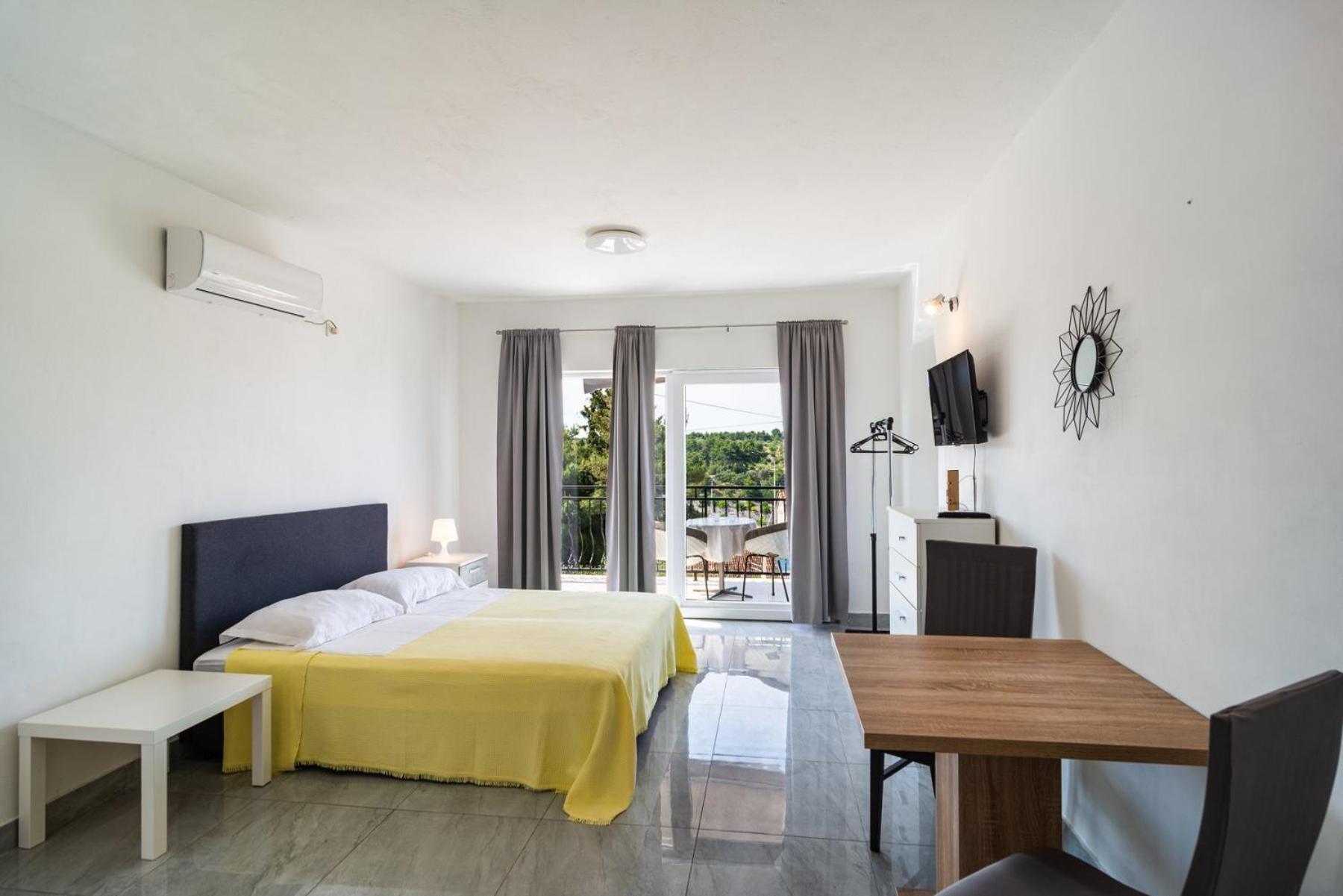 Sea-Views Brazza Apartments With Private Pool Milna  Exterior foto